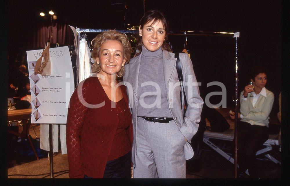 Deborah COMPAGNONI Giuliana MARCHINI Sfilata ICEBERG 1995ca 35mm vintage slide 2 Diapositiva d'epoca, in formato 35 mm.CONDIZIONI: GOODE' severamente vietata la riproduzione. Tutti i diritti sono riservati.ICharta mette in vendita, sul negozio eBay e in esclusiva sul sito "icharta" il proprio archivio composto da numerose diapositive e negativi fotografici d'epoca, tutti originali e autentici, che attraversano la storia del costume italiano tra gli la fine degli anni Sessanta e Novanta.Si tratta di uno sguardo inedito sull'attualità, la politica, la vita quotidiana, il gossip e la cultura, che fotografa il cambiamento della nazione in quest'ultimo scorcio del XX secolo. Un'occasione unica per il mercato del collezionismo, che vede finalmente disponibile un archivio eccezionale per vastità, tematiche e condizioni, in un settore (il negativo fotografico e la diapositiva) di assoluta novità e dalle interessanti prospettive di investimento.  GOOD/buono   originale e autentica 1