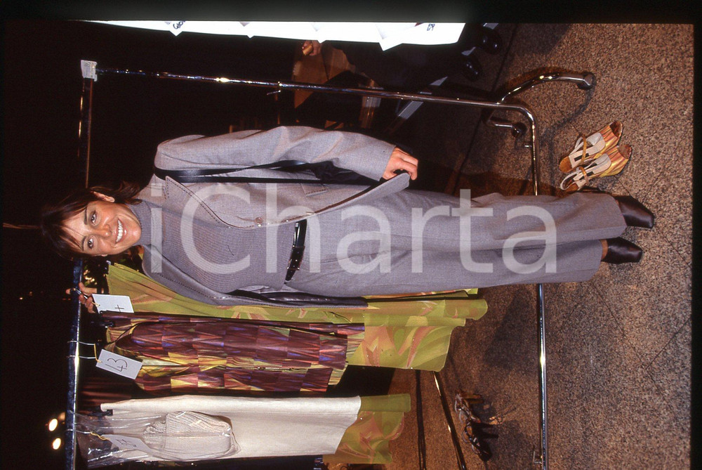 Deborah COMPAGNONI - Sfilata ICEBERG - 1995 ca 35 mm vintage slide 13 Diapositiva d'epoca, in formato 35 mm.CONDIZIONI: GOODE' severamente vietata la riproduzione. Tutti i diritti sono riservati.ICharta mette in vendita, sul negozio eBay e in esclusiva sul sito "icharta" il proprio archivio composto da numerose diapositive e negativi fotografici d'epoca, tutti originali e autentici, che attraversano la storia del costume italiano tra gli la fine degli anni Sessanta e Novanta.Si tratta di uno sguardo inedito sull'attualità, la politica, la vita quotidiana, il gossip e la cultura, che fotografa il cambiamento della nazione in quest'ultimo scorcio del XX secolo. Un'occasione unica per il mercato del collezionismo, che vede finalmente disponibile un archivio eccezionale per vastità, tematiche e condizioni, in un settore (il negativo fotografico e la diapositiva) di assoluta novità e dalle interessanti prospettive di investimento.  GOOD/buono   originale e autentica 1