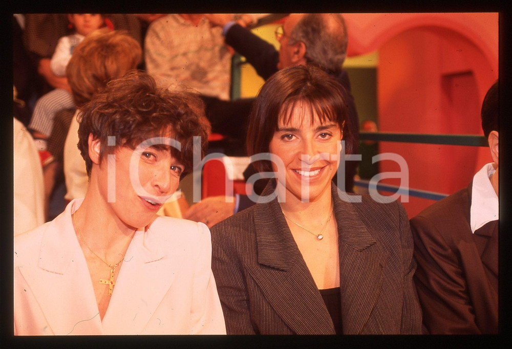 Deborah COMPAGNONI e Manuela DI CENTA - 1995 ca 35 mm vintage slide 2 Diapositiva d'epoca, in formato 35 mm.CONDIZIONI: GOODE' severamente vietata la riproduzione. Tutti i diritti sono riservati.ICharta mette in vendita, sul negozio eBay e in esclusiva sul sito "icharta" il proprio archivio composto da numerose diapositive e negativi fotografici d'epoca, tutti originali e autentici, che attraversano la storia del costume italiano tra gli la fine degli anni Sessanta e Novanta.Si tratta di uno sguardo inedito sull'attualità, la politica, la vita quotidiana, il gossip e la cultura, che fotografa il cambiamento della nazione in quest'ultimo scorcio del XX secolo. Un'occasione unica per il mercato del collezionismo, che vede finalmente disponibile un archivio eccezionale per vastità, tematiche e condizioni, in un settore (il negativo fotografico e la diapositiva) di assoluta novità e dalle interessanti prospettive di investimento.  GOOD/buono   originale e autentica 1