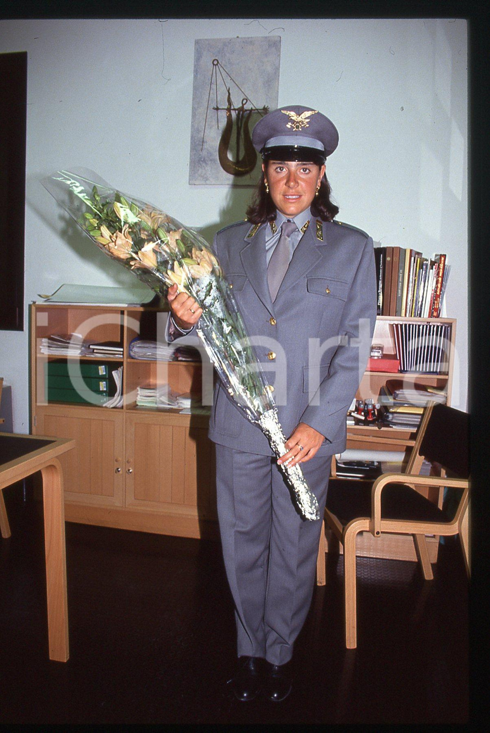 Deborah COMPAGNONI in divisa GUARDIA DI FINANZA - 1995 ca 35 mm vintage slide 4 Diapositiva d'epoca, in formato 35 mm.CONDIZIONI: GOODE' severamente vietata la riproduzione. Tutti i diritti sono riservati.ICharta mette in vendita, sul negozio eBay e in esclusiva sul sito "icharta" il proprio archivio composto da numerose diapositive e negativi fotografici d'epoca, tutti originali e autentici, che attraversano la storia del costume italiano tra gli la fine degli anni Sessanta e Novanta.Si tratta di uno sguardo inedito sull'attualità, la politica, la vita quotidiana, il gossip e la cultura, che fotografa il cambiamento della nazione in quest'ultimo scorcio del XX secolo. Un'occasione unica per il mercato del collezionismo, che vede finalmente disponibile un archivio eccezionale per vastità, tematiche e condizioni, in un settore (il negativo fotografico e la diapositiva) di assoluta novità e dalle interessanti prospettive di investimento.  GOOD/buono   originale e autentica 1