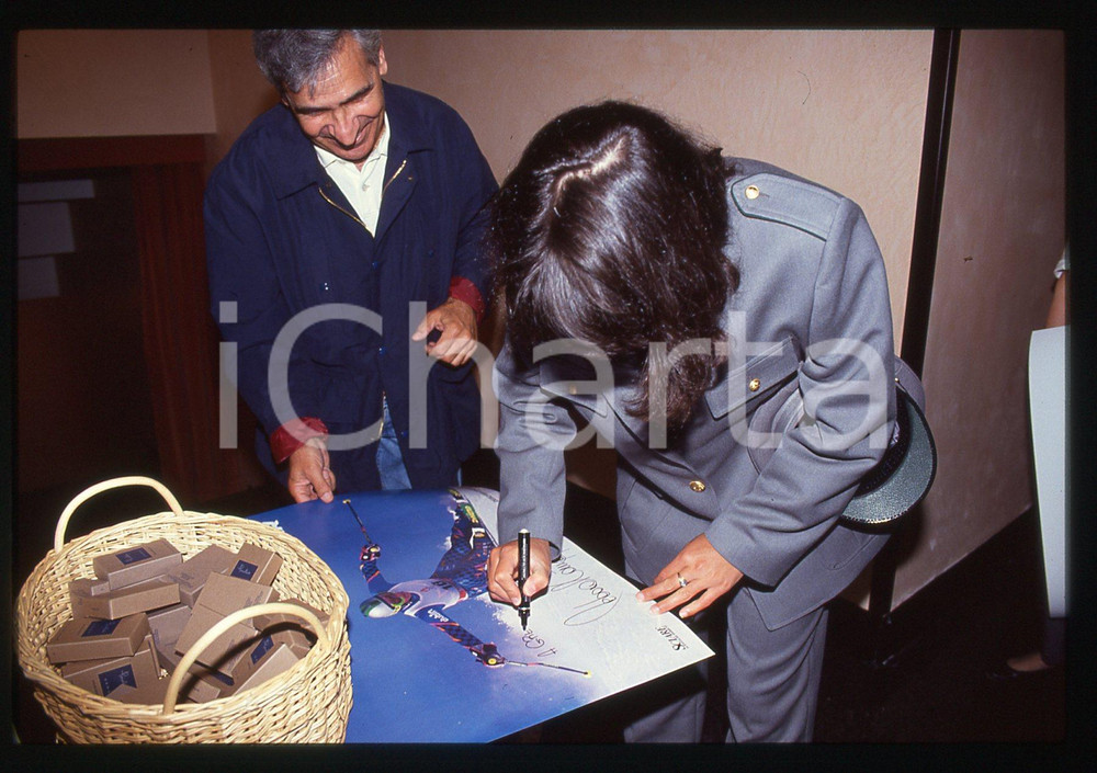 Deborah COMPAGNONI in divisa GUARDIA DI FINANZA - 1995 ca 35 mm vintage slide 8 Diapositiva d'epoca, in formato 35 mm.CONDIZIONI: GOODE' severamente vietata la riproduzione. Tutti i diritti sono riservati.ICharta mette in vendita, sul negozio eBay e in esclusiva sul sito "icharta" il proprio archivio composto da numerose diapositive e negativi fotografici d'epoca, tutti originali e autentici, che attraversano la storia del costume italiano tra gli la fine degli anni Sessanta e Novanta.Si tratta di uno sguardo inedito sull'attualità, la politica, la vita quotidiana, il gossip e la cultura, che fotografa il cambiamento della nazione in quest'ultimo scorcio del XX secolo. Un'occasione unica per il mercato del collezionismo, che vede finalmente disponibile un archivio eccezionale per vastità, tematiche e condizioni, in un settore (il negativo fotografico e la diapositiva) di assoluta novità e dalle interessanti prospettive di investimento.  GOOD/buono   originale e autentica 1