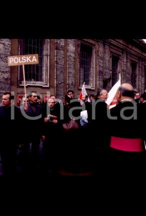 35mm vintage slide* 1978, Poland, Giovanni Paolo II, people  Diapositiva d'epoca, in formato 35 mm.CONDIZIONI: GOODE' severamente vietata la riproduzione. Tutti i diritti sono riservati.Nella diapositiva ICharta mette in vendita, sul negozio eBay e in esclusiva sul sito "icharta" il proprio archivio composto da numerose diapositive e negativi fotografici d'epoca, tutti originali e autentici, che attraversano la storia del costume italiano tra gli la fine degli anni Sessanta e Novanta.Si tratta di uno sguardo inedito sull'attualit&agrave;, la politica, la vita quotidiana, il gossip e la cultura, che fotografa il cambiamento della nazione in quest'ultimo scorcio del XX secolo. Un'occasione unica per il mercato del collezionismo, che vede finalmente disponibile un archivio eccezionale per vastit&agrave;, tematiche e condizioni, in un settore (il negativo fotografico e la diapositiva) di assoluta novit&agrave; e dalle interessanti prospettive di investimento.  FAIR/discreto   originale e autentica 1