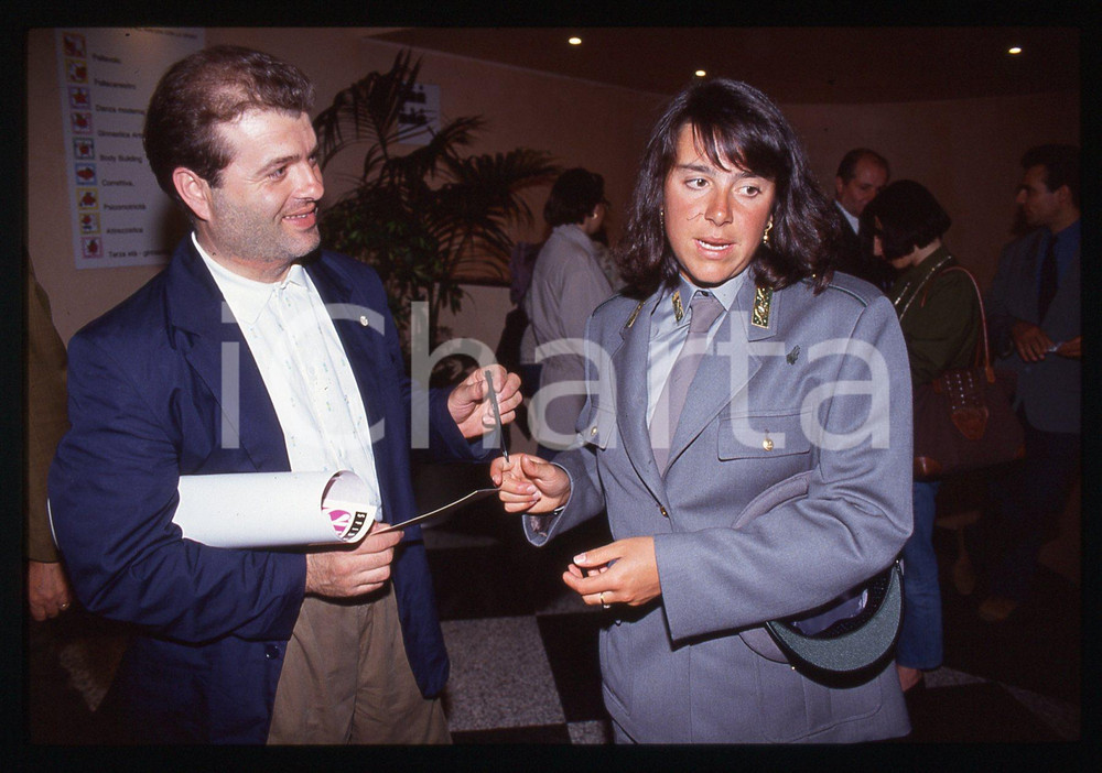 Deborah COMPAGNONI in divisa GUARDIA DI FINANZA - 1995 ca 35 mm vintage slide 9 Diapositiva d'epoca, in formato 35 mm.CONDIZIONI: GOODE' severamente vietata la riproduzione. Tutti i diritti sono riservati.ICharta mette in vendita, sul negozio eBay e in esclusiva sul sito "icharta" il proprio archivio composto da numerose diapositive e negativi fotografici d'epoca, tutti originali e autentici, che attraversano la storia del costume italiano tra gli la fine degli anni Sessanta e Novanta.Si tratta di uno sguardo inedito sull'attualità, la politica, la vita quotidiana, il gossip e la cultura, che fotografa il cambiamento della nazione in quest'ultimo scorcio del XX secolo. Un'occasione unica per il mercato del collezionismo, che vede finalmente disponibile un archivio eccezionale per vastità, tematiche e condizioni, in un settore (il negativo fotografico e la diapositiva) di assoluta novità e dalle interessanti prospettive di investimento.  GOOD/buono   originale e autentica 1