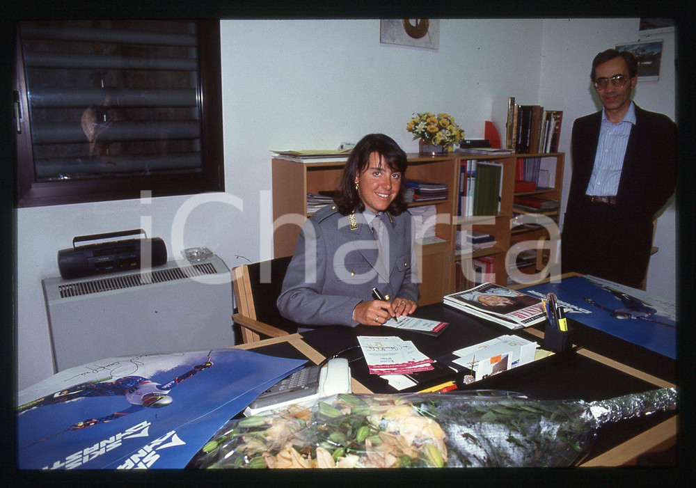 Deborah COMPAGNONI in divisa GUARDIA DI FINANZA - 1995 ca 35 mm vintage slide 10 Diapositiva d'epoca, in formato 35 mm.CONDIZIONI: GOODE' severamente vietata la riproduzione. Tutti i diritti sono riservati.ICharta mette in vendita, sul negozio eBay e in esclusiva sul sito "icharta" il proprio archivio composto da numerose diapositive e negativi fotografici d'epoca, tutti originali e autentici, che attraversano la storia del costume italiano tra gli la fine degli anni Sessanta e Novanta.Si tratta di uno sguardo inedito sull'attualità, la politica, la vita quotidiana, il gossip e la cultura, che fotografa il cambiamento della nazione in quest'ultimo scorcio del XX secolo. Un'occasione unica per il mercato del collezionismo, che vede finalmente disponibile un archivio eccezionale per vastità, tematiche e condizioni, in un settore (il negativo fotografico e la diapositiva) di assoluta novità e dalle interessanti prospettive di investimento.  GOOD/buono   originale e autentica 1
