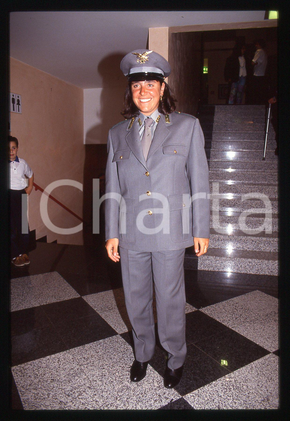 Deborah COMPAGNONI in divisa GUARDIA DI FINANZA - 1995 ca 35 mm vintage slide 11 Diapositiva d'epoca, in formato 35 mm.CONDIZIONI: GOODE' severamente vietata la riproduzione. Tutti i diritti sono riservati.ICharta mette in vendita, sul negozio eBay e in esclusiva sul sito "icharta" il proprio archivio composto da numerose diapositive e negativi fotografici d'epoca, tutti originali e autentici, che attraversano la storia del costume italiano tra gli la fine degli anni Sessanta e Novanta.Si tratta di uno sguardo inedito sull'attualità, la politica, la vita quotidiana, il gossip e la cultura, che fotografa il cambiamento della nazione in quest'ultimo scorcio del XX secolo. Un'occasione unica per il mercato del collezionismo, che vede finalmente disponibile un archivio eccezionale per vastità, tematiche e condizioni, in un settore (il negativo fotografico e la diapositiva) di assoluta novità e dalle interessanti prospettive di investimento.  GOOD/buono   originale e autentica 1