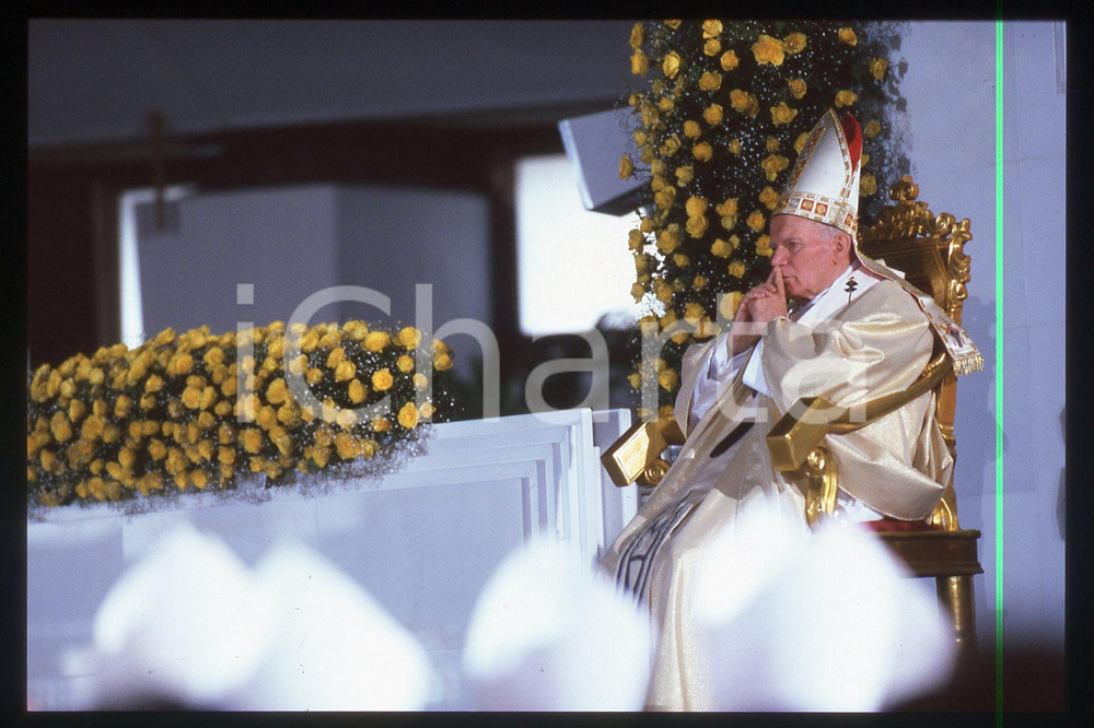 35mm vintage slide* 1994 CATANIA Giovanni Paolo II - Madonna del pianto (8)  Diapositiva d'epoca, in formato 35 mm.CONDIZIONI: GOODE' severamente vietata la riproduzione. Tutti i diritti sono riservati.Nella diapositiva ICharta mette in vendita, sul negozio eBay e in esclusiva sul sito "icharta" il proprio archivio composto da numerose diapositive e negativi fotografici d'epoca, tutti originali e autentici, che attraversano la storia del costume italiano tra gli la fine degli anni Sessanta e Novanta.Si tratta di uno sguardo inedito sull'attualit&agrave;, la politica, la vita quotidiana, il gossip e la cultura, che fotografa il cambiamento della nazione in quest'ultimo scorcio del XX secolo. Un'occasione unica per il mercato del collezionismo, che vede finalmente disponibile un archivio eccezionale per vastit&agrave;, tematiche e condizioni, in un settore (il negativo fotografico e la diapositiva) di assoluta novit&agrave; e dalle interessanti prospettive di investimento.  FAIR/discreto   originale e autentica 1