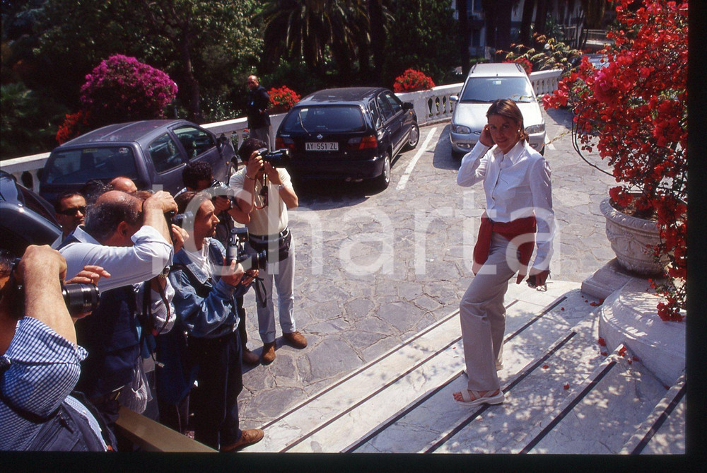 Deborah COMPAGNONI - COSTUME - 2000 ca 35 mm vintage slide 2 Diapositiva d'epoca, in formato 35 mm.CONDIZIONI: GOODE' severamente vietata la riproduzione. Tutti i diritti sono riservati.ICharta mette in vendita, sul negozio eBay e in esclusiva sul sito "icharta" il proprio archivio composto da numerose diapositive e negativi fotografici d'epoca, tutti originali e autentici, che attraversano la storia del costume italiano tra gli la fine degli anni Sessanta e Novanta.Si tratta di uno sguardo inedito sull'attualità, la politica, la vita quotidiana, il gossip e la cultura, che fotografa il cambiamento della nazione in quest'ultimo scorcio del XX secolo. Un'occasione unica per il mercato del collezionismo, che vede finalmente disponibile un archivio eccezionale per vastità, tematiche e condizioni, in un settore (il negativo fotografico e la diapositiva) di assoluta novità e dalle interessanti prospettive di investimento.  GOOD/buono   originale e autentica 1