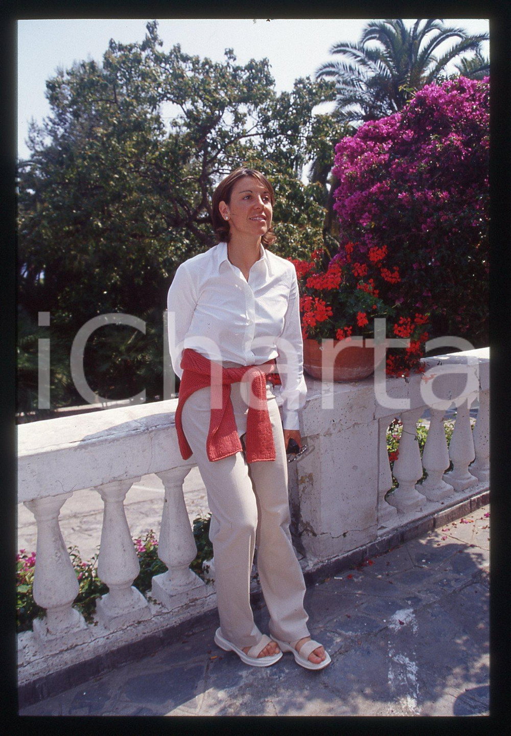 Deborah COMPAGNONI - COSTUME - 2000 ca 35 mm vintage slide 15 Diapositiva d'epoca, in formato 35 mm.CONDIZIONI: GOODE' severamente vietata la riproduzione. Tutti i diritti sono riservati.ICharta mette in vendita, sul negozio eBay e in esclusiva sul sito "icharta" il proprio archivio composto da numerose diapositive e negativi fotografici d'epoca, tutti originali e autentici, che attraversano la storia del costume italiano tra gli la fine degli anni Sessanta e Novanta.Si tratta di uno sguardo inedito sull'attualità, la politica, la vita quotidiana, il gossip e la cultura, che fotografa il cambiamento della nazione in quest'ultimo scorcio del XX secolo. Un'occasione unica per il mercato del collezionismo, che vede finalmente disponibile un archivio eccezionale per vastità, tematiche e condizioni, in un settore (il negativo fotografico e la diapositiva) di assoluta novità e dalle interessanti prospettive di investimento.  GOOD/buono   originale e autentica 1