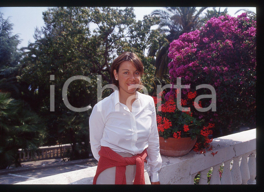 Deborah COMPAGNONI - COSTUME - 2000 ca 35 mm vintage slide 20 Diapositiva d'epoca, in formato 35 mm.CONDIZIONI: GOODE' severamente vietata la riproduzione. Tutti i diritti sono riservati.ICharta mette in vendita, sul negozio eBay e in esclusiva sul sito "icharta" il proprio archivio composto da numerose diapositive e negativi fotografici d'epoca, tutti originali e autentici, che attraversano la storia del costume italiano tra gli la fine degli anni Sessanta e Novanta.Si tratta di uno sguardo inedito sull'attualità, la politica, la vita quotidiana, il gossip e la cultura, che fotografa il cambiamento della nazione in quest'ultimo scorcio del XX secolo. Un'occasione unica per il mercato del collezionismo, che vede finalmente disponibile un archivio eccezionale per vastità, tematiche e condizioni, in un settore (il negativo fotografico e la diapositiva) di assoluta novità e dalle interessanti prospettive di investimento.  GOOD/buono   originale e autentica 1