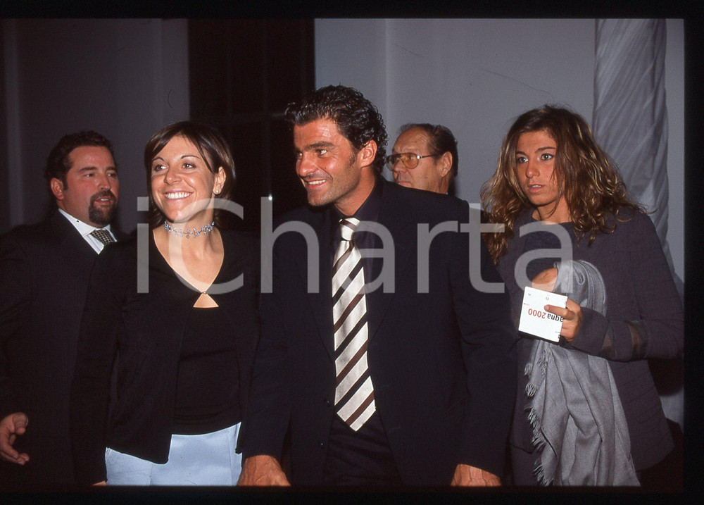 Deborah COMPAGNONI e Alberto TOMBA - 1995 ca 35 mm vintage slide Diapositiva d'epoca, in formato 35 mm.CONDIZIONI: GOODE' severamente vietata la riproduzione. Tutti i diritti sono riservati.ICharta mette in vendita, sul negozio eBay e in esclusiva sul sito "icharta" il proprio archivio composto da numerose diapositive e negativi fotografici d'epoca, tutti originali e autentici, che attraversano la storia del costume italiano tra gli la fine degli anni Sessanta e Novanta.Si tratta di uno sguardo inedito sull'attualità, la politica, la vita quotidiana, il gossip e la cultura, che fotografa il cambiamento della nazione in quest'ultimo scorcio del XX secolo. Un'occasione unica per il mercato del collezionismo, che vede finalmente disponibile un archivio eccezionale per vastità, tematiche e condizioni, in un settore (il negativo fotografico e la diapositiva) di assoluta novità e dalle interessanti prospettive di investimento.  GOOD/buono   originale e autentica 1