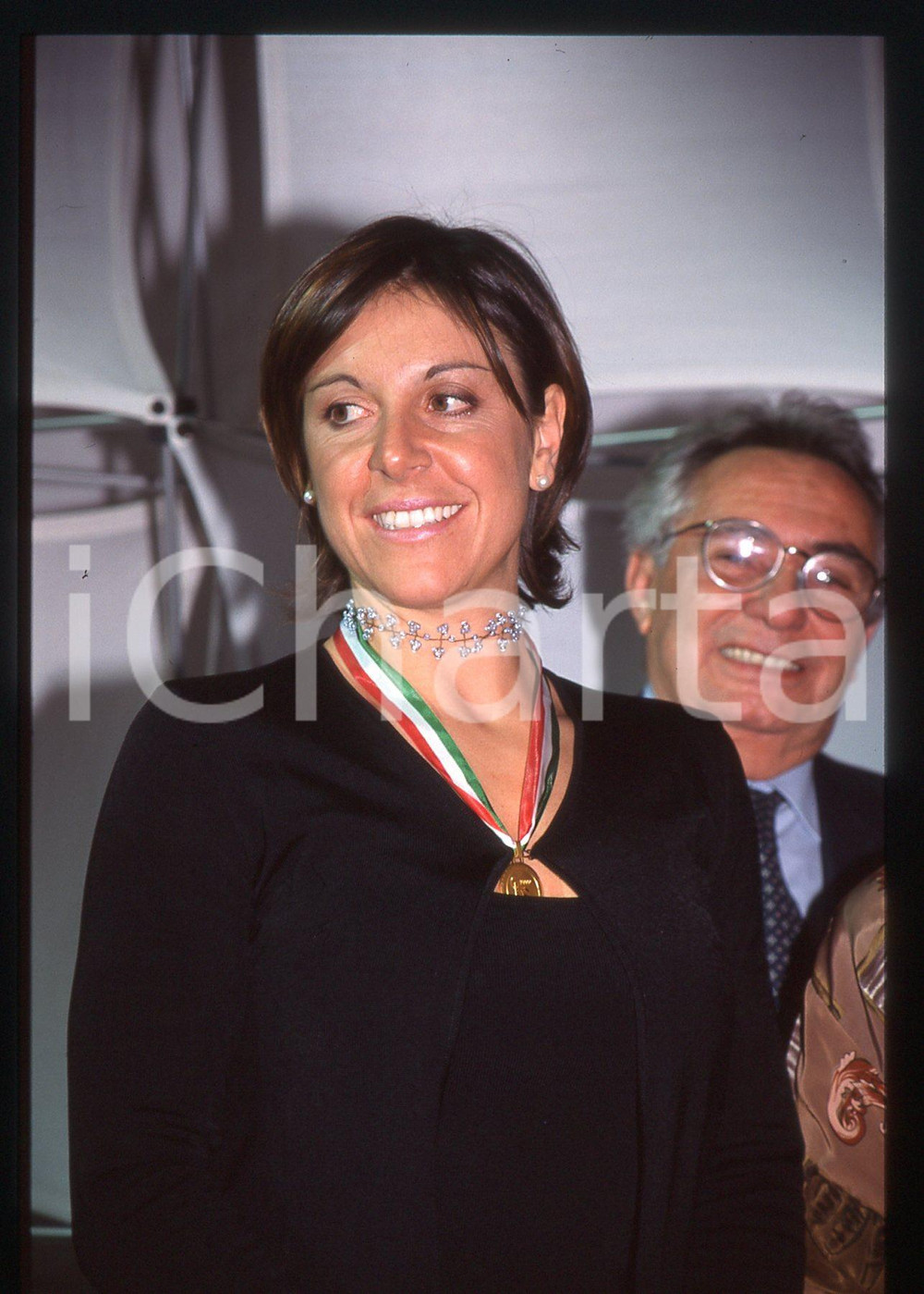 Deborah COMPAGNONI e Candido CANNAVÒ - 1995 ca 35 mm vintage slide Diapositiva d'epoca, in formato 35 mm.CONDIZIONI: GOODE' severamente vietata la riproduzione. Tutti i diritti sono riservati.ICharta mette in vendita, sul negozio eBay e in esclusiva sul sito "icharta" il proprio archivio composto da numerose diapositive e negativi fotografici d'epoca, tutti originali e autentici, che attraversano la storia del costume italiano tra gli la fine degli anni Sessanta e Novanta.Si tratta di uno sguardo inedito sull'attualità, la politica, la vita quotidiana, il gossip e la cultura, che fotografa il cambiamento della nazione in quest'ultimo scorcio del XX secolo. Un'occasione unica per il mercato del collezionismo, che vede finalmente disponibile un archivio eccezionale per vastità, tematiche e condizioni, in un settore (il negativo fotografico e la diapositiva) di assoluta novità e dalle interessanti prospettive di investimento.  GOOD/buono   originale e autentica 1