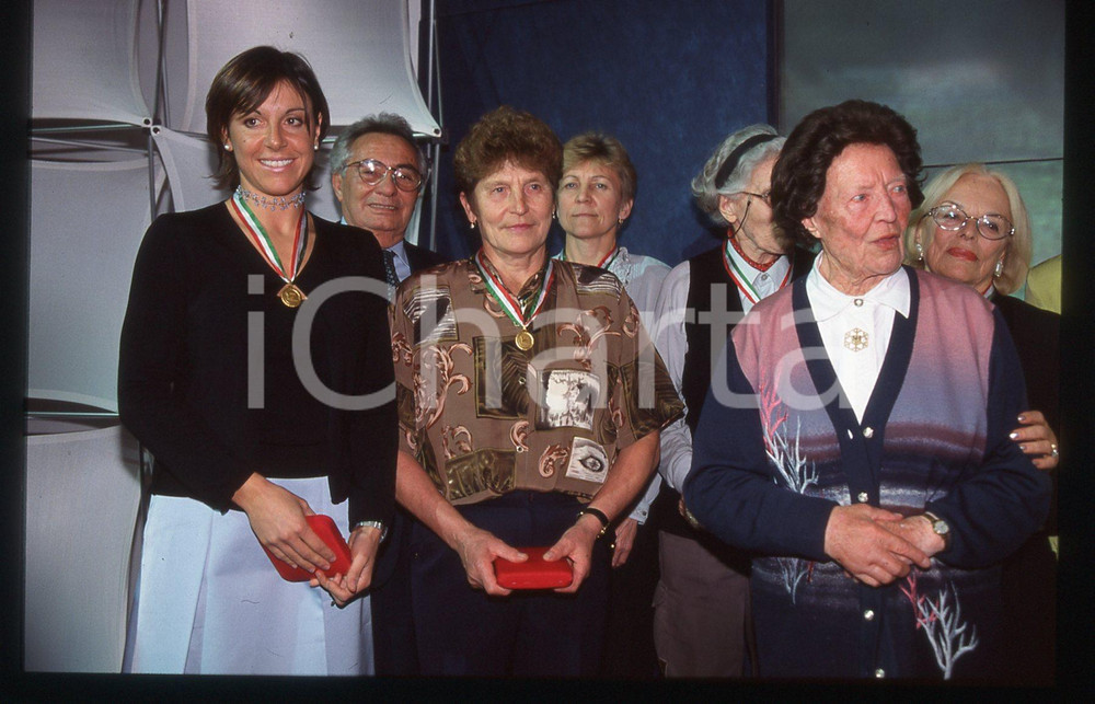 Deborah COMPAGNONI e Candido CANNAVÒ - 1995 ca 35 mm vintage slide 2 Diapositiva d'epoca, in formato 35 mm.CONDIZIONI: GOODE' severamente vietata la riproduzione. Tutti i diritti sono riservati.ICharta mette in vendita, sul negozio eBay e in esclusiva sul sito "icharta" il proprio archivio composto da numerose diapositive e negativi fotografici d'epoca, tutti originali e autentici, che attraversano la storia del costume italiano tra gli la fine degli anni Sessanta e Novanta.Si tratta di uno sguardo inedito sull'attualità, la politica, la vita quotidiana, il gossip e la cultura, che fotografa il cambiamento della nazione in quest'ultimo scorcio del XX secolo. Un'occasione unica per il mercato del collezionismo, che vede finalmente disponibile un archivio eccezionale per vastità, tematiche e condizioni, in un settore (il negativo fotografico e la diapositiva) di assoluta novità e dalle interessanti prospettive di investimento.  GOOD/buono   originale e autentica 1