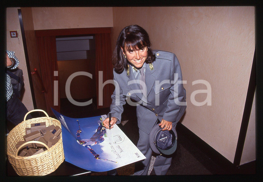 Deborah COMPAGNONI in divisa GUARDIA FORESTALE - 1995 ca 35 mm vintage slide 15 Diapositiva d'epoca, in formato 35 mm.CONDIZIONI: GOODE' severamente vietata la riproduzione. Tutti i diritti sono riservati.ICharta mette in vendita, sul negozio eBay e in esclusiva sul sito "icharta" il proprio archivio composto da numerose diapositive e negativi fotografici d'epoca, tutti originali e autentici, che attraversano la storia del costume italiano tra gli la fine degli anni Sessanta e Novanta.Si tratta di uno sguardo inedito sull'attualità, la politica, la vita quotidiana, il gossip e la cultura, che fotografa il cambiamento della nazione in quest'ultimo scorcio del XX secolo. Un'occasione unica per il mercato del collezionismo, che vede finalmente disponibile un archivio eccezionale per vastità, tematiche e condizioni, in un settore (il negativo fotografico e la diapositiva) di assoluta novità e dalle interessanti prospettive di investimento.  GOOD/buono   originale e autentica 1