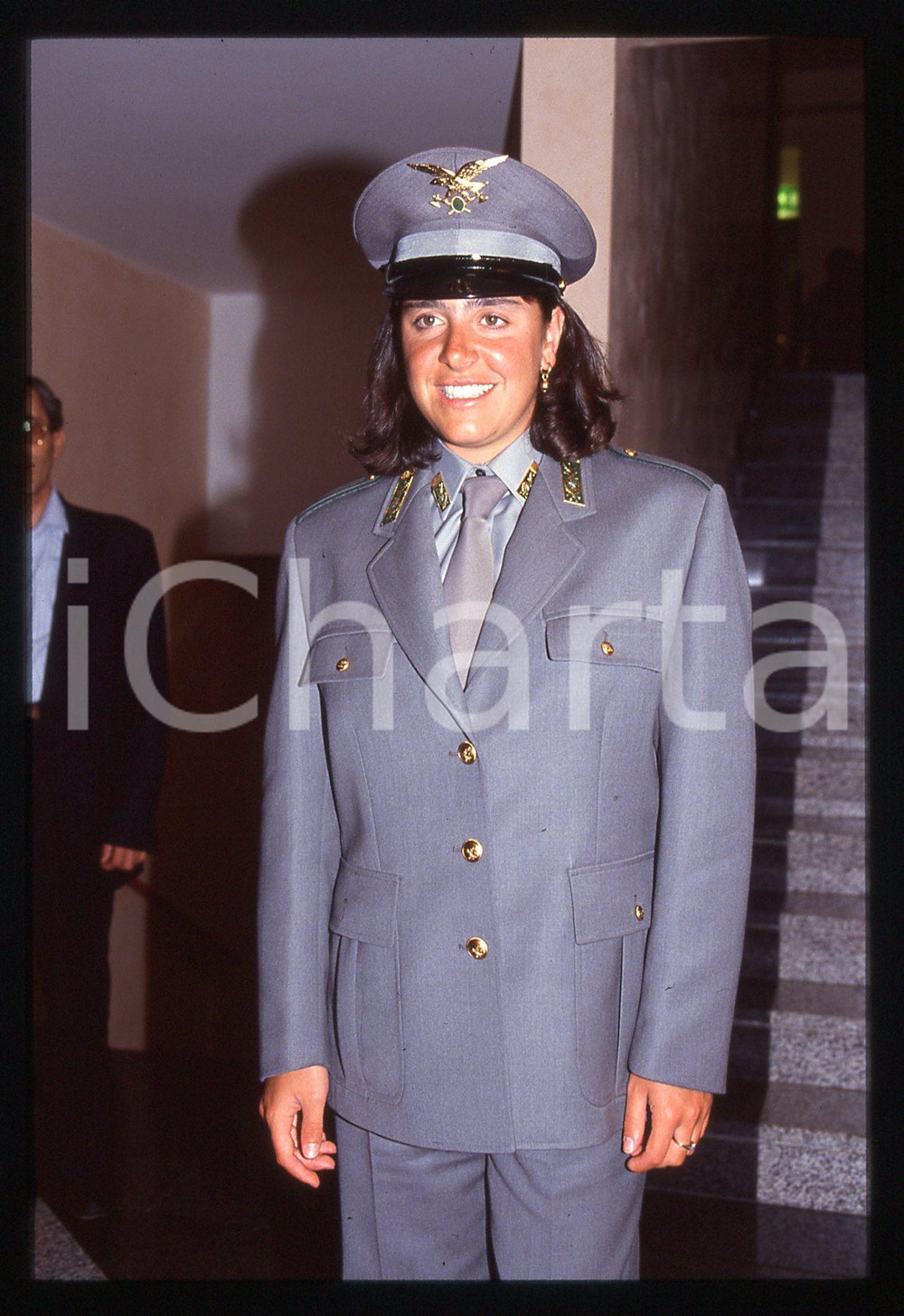 Deborah COMPAGNONI in divisa GUARDIA DI FINANZA - 1995 ca 35 mm vintage slide 17 Diapositiva d'epoca, in formato 35 mm.CONDIZIONI: GOODE' severamente vietata la riproduzione. Tutti i diritti sono riservati. ICharta mette in vendita, sul negozio eBay e in esclusiva sul sito "icharta" il proprio archivio composto da numerose diapositive e negativi fotografici d'epoca, tutti originali e autentici, che attraversano la storia del costume italiano tra gli la fine degli anni Sessanta e Novanta.Si tratta di uno sguardo inedito sull'attualità, la politica, la vita quotidiana, il gossip e la cultura, che fotografa il cambiamento della nazione in quest'ultimo scorcio del XX secolo. Un'occasione unica per il mercato del collezionismo, che vede finalmente disponibile un archivio eccezionale per vastità, tematiche e condizioni, in un settore (il negativo fotografico e la diapositiva) di assoluta novità e dalle interessanti prospettive di investimento.  GOOD/buono   originale e autentica 1