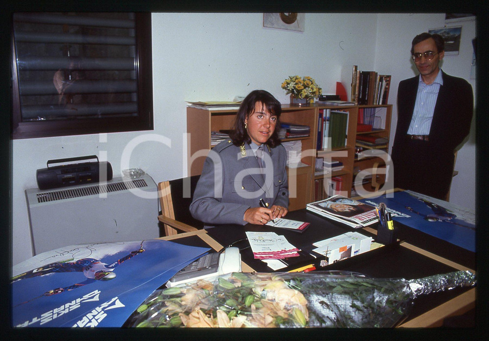 Deborah COMPAGNONI in divisa GUARDIA DI FINANZA - 1995 ca 35 mm vintage slide 18 Diapositiva d'epoca, in formato 35 mm.CONDIZIONI: GOODE' severamente vietata la riproduzione. Tutti i diritti sono riservati.ICharta mette in vendita, sul negozio eBay e in esclusiva sul sito "icharta" il proprio archivio composto da numerose diapositive e negativi fotografici d'epoca, tutti originali e autentici, che attraversano la storia del costume italiano tra gli la fine degli anni Sessanta e Novanta.Si tratta di uno sguardo inedito sull'attualità, la politica, la vita quotidiana, il gossip e la cultura, che fotografa il cambiamento della nazione in quest'ultimo scorcio del XX secolo. Un'occasione unica per il mercato del collezionismo, che vede finalmente disponibile un archivio eccezionale per vastità, tematiche e condizioni, in un settore (il negativo fotografico e la diapositiva) di assoluta novità e dalle interessanti prospettive di investimento.  GOOD/buono   originale e autentica 1