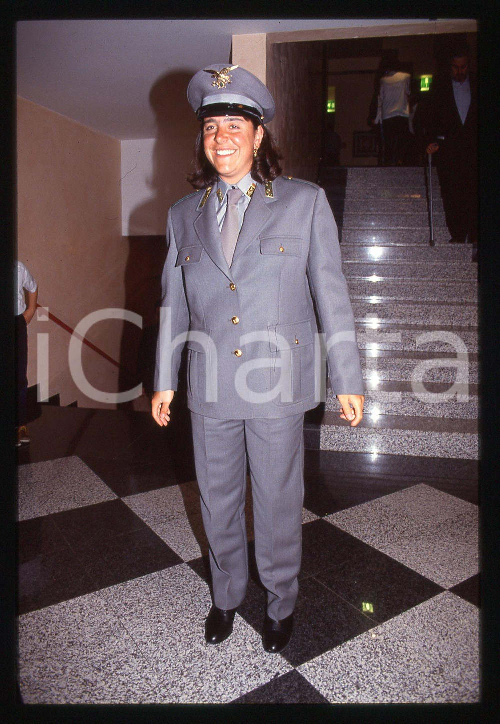 Deborah COMPAGNONI in divisa GUARDIA DI FINANZA - 1995 ca 35 mm vintage slide 19 Diapositiva d'epoca, in formato 35 mm.CONDIZIONI: GOODE' severamente vietata la riproduzione. Tutti i diritti sono riservati.ICharta mette in vendita, sul negozio eBay e in esclusiva sul sito "icharta" il proprio archivio composto da numerose diapositive e negativi fotografici d'epoca, tutti originali e autentici, che attraversano la storia del costume italiano tra gli la fine degli anni Sessanta e Novanta.Si tratta di uno sguardo inedito sull'attualità, la politica, la vita quotidiana, il gossip e la cultura, che fotografa il cambiamento della nazione in quest'ultimo scorcio del XX secolo. Un'occasione unica per il mercato del collezionismo, che vede finalmente disponibile un archivio eccezionale per vastità, tematiche e condizioni, in un settore (il negativo fotografico e la diapositiva) di assoluta novità e dalle interessanti prospettive di investimento.  GOOD/buono   originale e autentica 1