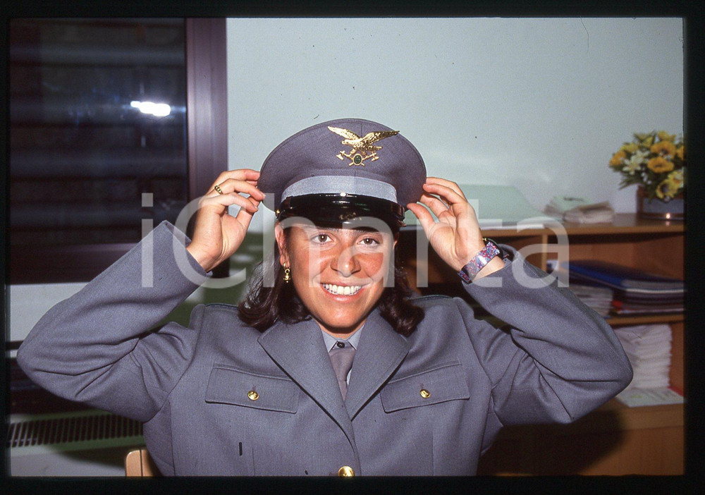 Deborah COMPAGNONI in divisa GUARDIA DI FINANZA - 1995 ca 35 mm vintage slide 20 Diapositiva d'epoca, in formato 35 mm.CONDIZIONI: GOODE' severamente vietata la riproduzione. Tutti i diritti sono riservati. ICharta mette in vendita, sul negozio eBay e in esclusiva sul sito "icharta" il proprio archivio composto da numerose diapositive e negativi fotografici d'epoca, tutti originali e autentici, che attraversano la storia del costume italiano tra gli la fine degli anni Sessanta e Novanta.Si tratta di uno sguardo inedito sull'attualità, la politica, la vita quotidiana, il gossip e la cultura, che fotografa il cambiamento della nazione in quest'ultimo scorcio del XX secolo. Un'occasione unica per il mercato del collezionismo, che vede finalmente disponibile un archivio eccezionale per vastità, tematiche e condizioni, in un settore (il negativo fotografico e la diapositiva) di assoluta novità e dalle interessanti prospettive di investimento.  GOOD/buono   originale e autentica 1