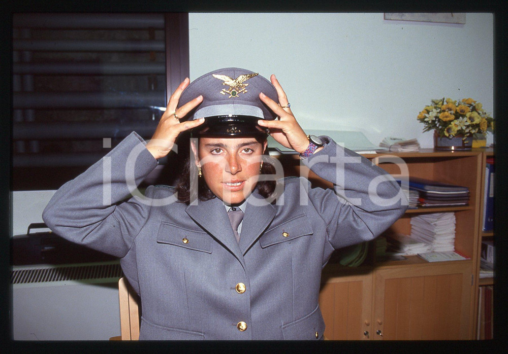 Deborah COMPAGNONI in divisa GUARDIA DI FINANZA - 1995 ca 35 mm vintage slide 21 Diapositiva d'epoca, in formato 35 mm.CONDIZIONI: GOODE' severamente vietata la riproduzione. Tutti i diritti sono riservati.ICharta mette in vendita, sul negozio eBay e in esclusiva sul sito "icharta" il proprio archivio composto da numerose diapositive e negativi fotografici d'epoca, tutti originali e autentici, che attraversano la storia del costume italiano tra gli la fine degli anni Sessanta e Novanta.Si tratta di uno sguardo inedito sull'attualità, la politica, la vita quotidiana, il gossip e la cultura, che fotografa il cambiamento della nazione in quest'ultimo scorcio del XX secolo. Un'occasione unica per il mercato del collezionismo, che vede finalmente disponibile un archivio eccezionale per vastità, tematiche e condizioni, in un settore (il negativo fotografico e la diapositiva) di assoluta novità e dalle interessanti prospettive di investimento.  GOOD/buono   originale e autentica 1