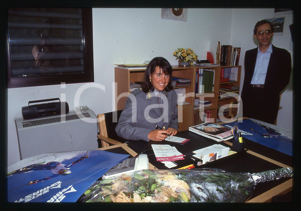 Deborah COMPAGNONI in divisa GUARDIA DI FINANZA - 1995 ca 35 mm vintage slide 22 Diapositiva d'epoca, in formato 35 mm.CONDIZIONI: GOODE' severamente vietata la riproduzione. Tutti i diritti sono riservati.ICharta mette in vendita, sul negozio eBay e in esclusiva sul sito "icharta" il proprio archivio composto da numerose diapositive e negativi fotografici d'epoca, tutti originali e autentici, che attraversano la storia del costume italiano tra gli la fine degli anni Sessanta e Novanta.Si tratta di uno sguardo inedito sull'attualità, la politica, la vita quotidiana, il gossip e la cultura, che fotografa il cambiamento della nazione in quest'ultimo scorcio del XX secolo. Un'occasione unica per il mercato del collezionismo, che vede finalmente disponibile un archivio eccezionale per vastità, tematiche e condizioni, in un settore (il negativo fotografico e la diapositiva) di assoluta novità e dalle interessanti prospettive di investimento.  GOOD/buono   originale e autentica 1