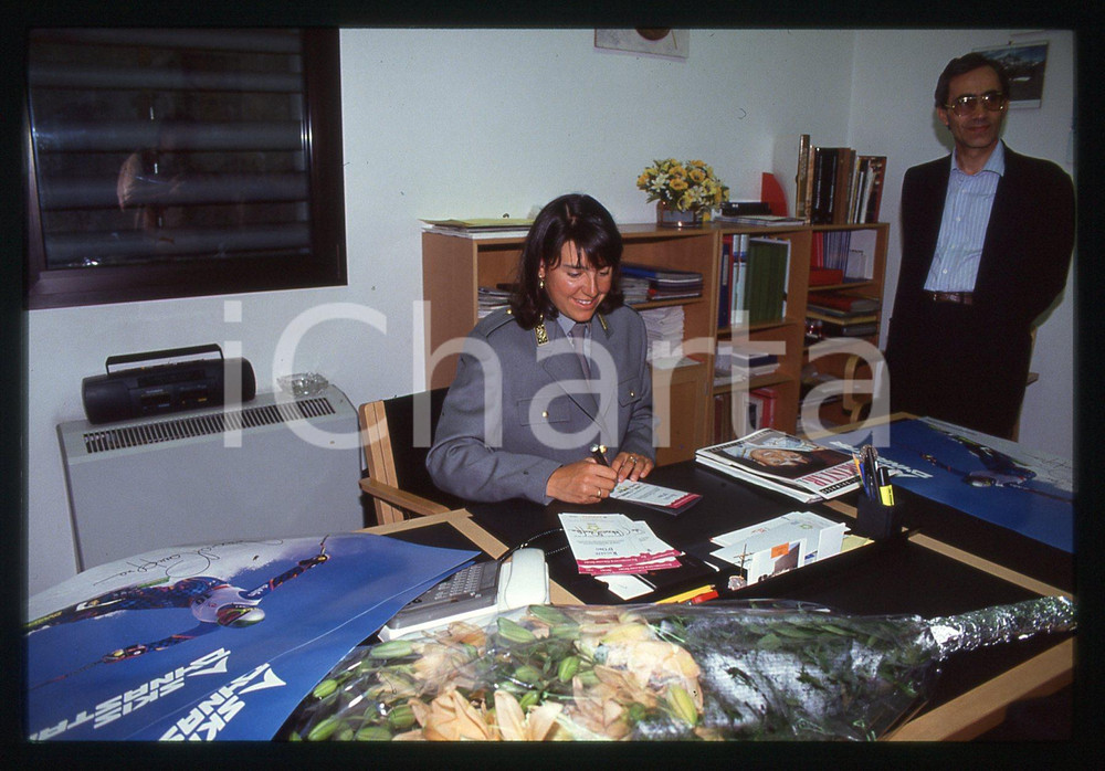 Deborah COMPAGNONI in divisa GUARDIA DI FINANZA - 1995 ca 35 mm vintage slide 23 Diapositiva d'epoca, in formato 35 mm.CONDIZIONI: GOODE' severamente vietata la riproduzione. Tutti i diritti sono riservati.ICharta mette in vendita, sul negozio eBay e in esclusiva sul sito "icharta" il proprio archivio composto da numerose diapositive e negativi fotografici d'epoca, tutti originali e autentici, che attraversano la storia del costume italiano tra gli la fine degli anni Sessanta e Novanta.Si tratta di uno sguardo inedito sull'attualità, la politica, la vita quotidiana, il gossip e la cultura, che fotografa il cambiamento della nazione in quest'ultimo scorcio del XX secolo. Un'occasione unica per il mercato del collezionismo, che vede finalmente disponibile un archivio eccezionale per vastità, tematiche e condizioni, in un settore (il negativo fotografico e la diapositiva) di assoluta novità e dalle interessanti prospettive di investimento.  GOOD/buono   originale e autentica 1