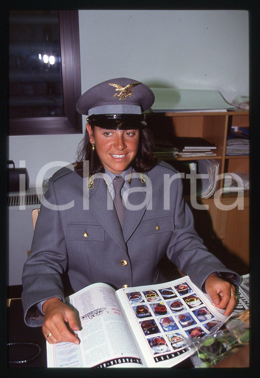 Deborah COMPAGNONI in divisa GUARDIA FORESTALE - 1995 ca 35 mm vintage slide 25 Diapositiva d'epoca, in formato 35 mm.CONDIZIONI: GOODE' severamente vietata la riproduzione. Tutti i diritti sono riservati. ICharta mette in vendita, sul negozio eBay e in esclusiva sul sito "icharta" il proprio archivio composto da numerose diapositive e negativi fotografici d'epoca, tutti originali e autentici, che attraversano la storia del costume italiano tra gli la fine degli anni Sessanta e Novanta.Si tratta di uno sguardo inedito sull'attualità, la politica, la vita quotidiana, il gossip e la cultura, che fotografa il cambiamento della nazione in quest'ultimo scorcio del XX secolo. Un'occasione unica per il mercato del collezionismo, che vede finalmente disponibile un archivio eccezionale per vastità, tematiche e condizioni, in un settore (il negativo fotografico e la diapositiva) di assoluta novità e dalle interessanti prospettive di investimento.  GOOD/buono   originale e autentica 1