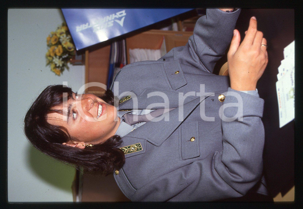Deborah COMPAGNONI in divisa GUARDIA DI FINANZA - 1995 ca 35 mm vintage slide 26 Diapositiva d'epoca, in formato 35 mm.CONDIZIONI: GOODE' severamente vietata la riproduzione. Tutti i diritti sono riservati. ICharta mette in vendita, sul negozio eBay e in esclusiva sul sito "icharta" il proprio archivio composto da numerose diapositive e negativi fotografici d'epoca, tutti originali e autentici, che attraversano la storia del costume italiano tra gli la fine degli anni Sessanta e Novanta.Si tratta di uno sguardo inedito sull'attualità, la politica, la vita quotidiana, il gossip e la cultura, che fotografa il cambiamento della nazione in quest'ultimo scorcio del XX secolo. Un'occasione unica per il mercato del collezionismo, che vede finalmente disponibile un archivio eccezionale per vastità, tematiche e condizioni, in un settore (il negativo fotografico e la diapositiva) di assoluta novità e dalle interessanti prospettive di investimento.  GOOD/buono   originale e autentica 1