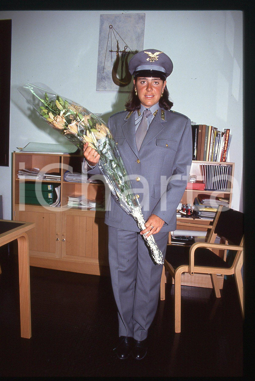 Deborah COMPAGNONI in divisa GUARDIA DI FINANZA - 1995 ca 35 mm vintage slide 27 Diapositiva d'epoca, in formato 35 mm.CONDIZIONI: GOODE' severamente vietata la riproduzione. Tutti i diritti sono riservati.ICharta mette in vendita, sul negozio eBay e in esclusiva sul sito "icharta" il proprio archivio composto da numerose diapositive e negativi fotografici d'epoca, tutti originali e autentici, che attraversano la storia del costume italiano tra gli la fine degli anni Sessanta e Novanta.Si tratta di uno sguardo inedito sull'attualità, la politica, la vita quotidiana, il gossip e la cultura, che fotografa il cambiamento della nazione in quest'ultimo scorcio del XX secolo. Un'occasione unica per il mercato del collezionismo, che vede finalmente disponibile un archivio eccezionale per vastità, tematiche e condizioni, in un settore (il negativo fotografico e la diapositiva) di assoluta novità e dalle interessanti prospettive di investimento.  GOOD/buono   originale e autentica 1