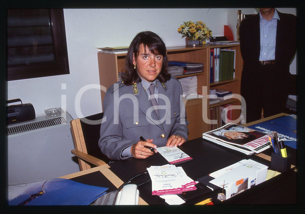 Deborah COMPAGNONI in divisa GUARDIA FORESTALE - 1995 ca 35 mm vintage slide 29 Diapositiva d'epoca, in formato 35 mm.CONDIZIONI: GOODE' severamente vietata la riproduzione. Tutti i diritti sono riservati.ICharta mette in vendita, sul negozio eBay e in esclusiva sul sito "icharta" il proprio archivio composto da numerose diapositive e negativi fotografici d'epoca, tutti originali e autentici, che attraversano la storia del costume italiano tra gli la fine degli anni Sessanta e Novanta.Si tratta di uno sguardo inedito sull'attualità, la politica, la vita quotidiana, il gossip e la cultura, che fotografa il cambiamento della nazione in quest'ultimo scorcio del XX secolo. Un'occasione unica per il mercato del collezionismo, che vede finalmente disponibile un archivio eccezionale per vastità, tematiche e condizioni, in un settore (il negativo fotografico e la diapositiva) di assoluta novità e dalle interessanti prospettive di investimento.  GOOD/buono   originale e autentica 1