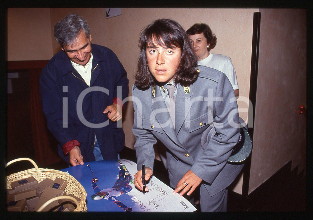 Deborah COMPAGNONI in divisa GUARDIA DI FINANZA - 1995 ca 35 mm vintage slide 30 Diapositiva d'epoca, in formato 35 mm.CONDIZIONI: GOODE' severamente vietata la riproduzione. Tutti i diritti sono riservati.ICharta mette in vendita, sul negozio eBay e in esclusiva sul sito "icharta" il proprio archivio composto da numerose diapositive e negativi fotografici d'epoca, tutti originali e autentici, che attraversano la storia del costume italiano tra gli la fine degli anni Sessanta e Novanta.Si tratta di uno sguardo inedito sull'attualità, la politica, la vita quotidiana, il gossip e la cultura, che fotografa il cambiamento della nazione in quest'ultimo scorcio del XX secolo. Un'occasione unica per il mercato del collezionismo, che vede finalmente disponibile un archivio eccezionale per vastità, tematiche e condizioni, in un settore (il negativo fotografico e la diapositiva) di assoluta novità e dalle interessanti prospettive di investimento.  GOOD/buono   originale e autentica 1