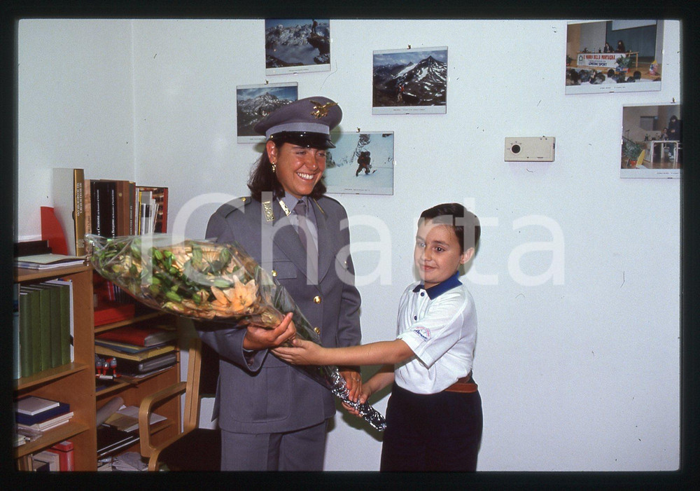 Deborah COMPAGNONI in divisa GUARDIA DI FINANZA- 1995 ca 35 mm vintage slide 33 Diapositiva d'epoca, in formato 35 mm.CONDIZIONI: GOODE' severamente vietata la riproduzione. Tutti i diritti sono riservati. ICharta mette in vendita, sul negozio eBay e in esclusiva sul sito "icharta" il proprio archivio composto da numerose diapositive e negativi fotografici d'epoca, tutti originali e autentici, che attraversano la storia del costume italiano tra gli la fine degli anni Sessanta e Novanta.Si tratta di uno sguardo inedito sull'attualità, la politica, la vita quotidiana, il gossip e la cultura, che fotografa il cambiamento della nazione in quest'ultimo scorcio del XX secolo. Un'occasione unica per il mercato del collezionismo, che vede finalmente disponibile un archivio eccezionale per vastità, tematiche e condizioni, in un settore (il negativo fotografico e la diapositiva) di assoluta novità e dalle interessanti prospettive di investimento.  GOOD/buono   originale e autentica 1
