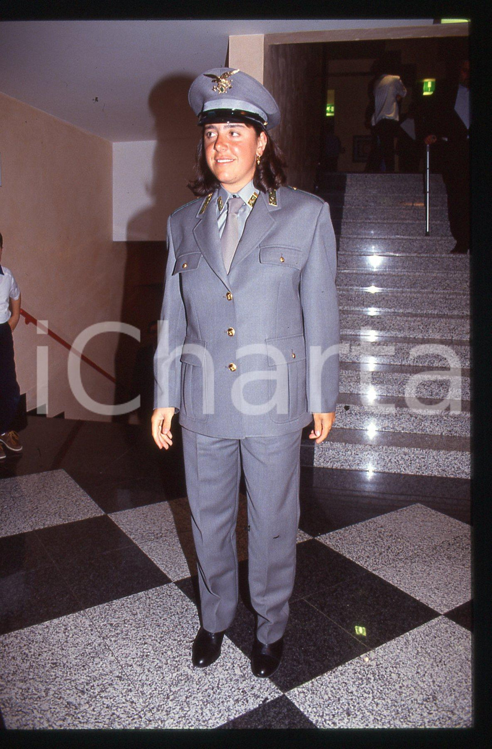 Deborah COMPAGNONI in divisa GUARDIA DI FINANZA - 1995 ca 35 mm vintage slide 34 Diapositiva d'epoca, in formato 35 mm.CONDIZIONI: GOODE' severamente vietata la riproduzione. Tutti i diritti sono riservati.ICharta mette in vendita, sul negozio eBay e in esclusiva sul sito "icharta" il proprio archivio composto da numerose diapositive e negativi fotografici d'epoca, tutti originali e autentici, che attraversano la storia del costume italiano tra gli la fine degli anni Sessanta e Novanta.Si tratta di uno sguardo inedito sull'attualità, la politica, la vita quotidiana, il gossip e la cultura, che fotografa il cambiamento della nazione in quest'ultimo scorcio del XX secolo. Un'occasione unica per il mercato del collezionismo, che vede finalmente disponibile un archivio eccezionale per vastità, tematiche e condizioni, in un settore (il negativo fotografico e la diapositiva) di assoluta novità e dalle interessanti prospettive di investimento.  GOOD/buono   originale e autentica 1