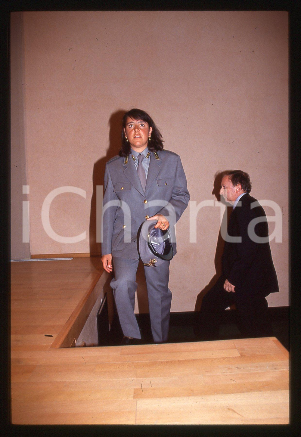Deborah COMPAGNONI in divisa GUARDIA DI FINANZA - 1995 ca 35 mm vintage slide 36 Diapositiva d'epoca, in formato 35 mm.CONDIZIONI: GOODE' severamente vietata la riproduzione. Tutti i diritti sono riservati.ICharta mette in vendita, sul negozio eBay e in esclusiva sul sito "icharta" il proprio archivio composto da numerose diapositive e negativi fotografici d'epoca, tutti originali e autentici, che attraversano la storia del costume italiano tra gli la fine degli anni Sessanta e Novanta.Si tratta di uno sguardo inedito sull'attualità, la politica, la vita quotidiana, il gossip e la cultura, che fotografa il cambiamento della nazione in quest'ultimo scorcio del XX secolo. Un'occasione unica per il mercato del collezionismo, che vede finalmente disponibile un archivio eccezionale per vastità, tematiche e condizioni, in un settore (il negativo fotografico e la diapositiva) di assoluta novità e dalle interessanti prospettive di investimento.  GOOD/buono   originale e autentica 1