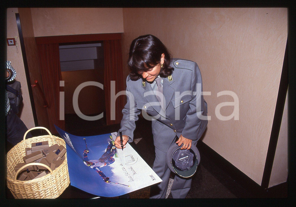 Fotografia d epoca originale Deborah COMPAGNONI in divisa GUARDIA DI FINANZA  1995 ca 35 mm vintage slide 38 1