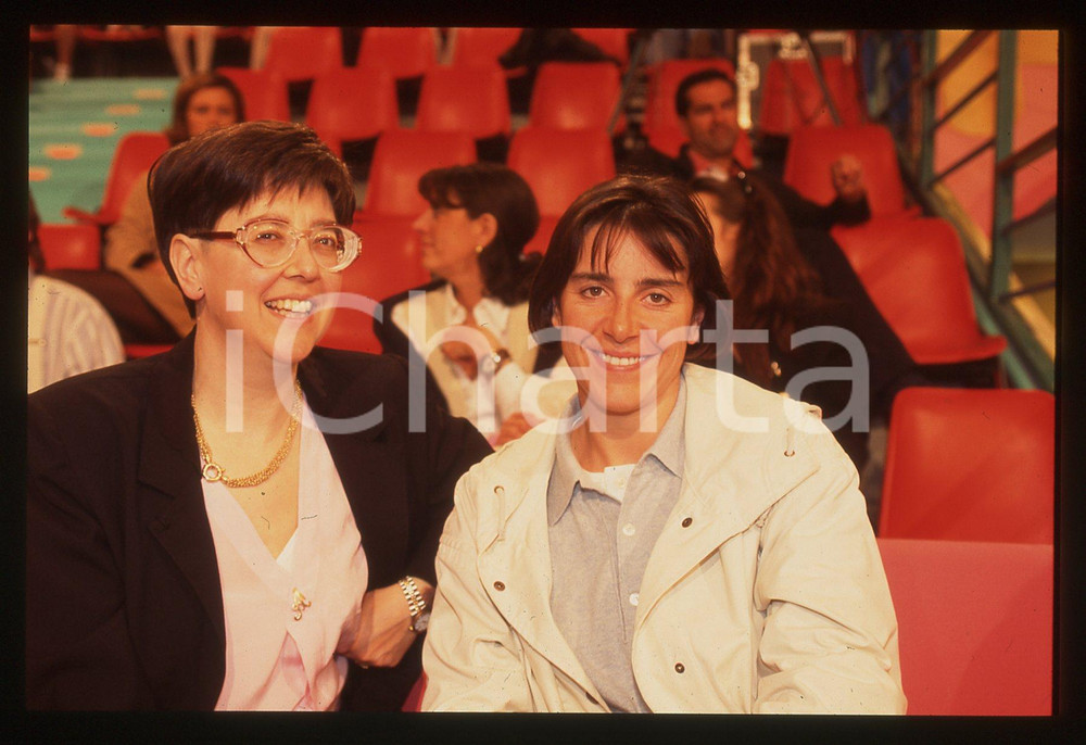 Deborah e Adele COMPAGNONI - 1995 ca 35 mm vintage slide Diapositiva d'epoca, in formato 35 mm.CONDIZIONI: GOODE' severamente vietata la riproduzione. Tutti i diritti sono riservati.ICharta mette in vendita, sul negozio eBay e in esclusiva sul sito "icharta" il proprio archivio composto da numerose diapositive e negativi fotografici d'epoca, tutti originali e autentici, che attraversano la storia del costume italiano tra gli la fine degli anni Sessanta e Novanta.Si tratta di uno sguardo inedito sull'attualità, la politica, la vita quotidiana, il gossip e la cultura, che fotografa il cambiamento della nazione in quest'ultimo scorcio del XX secolo. Un'occasione unica per il mercato del collezionismo, che vede finalmente disponibile un archivio eccezionale per vastità, tematiche e condizioni, in un settore (il negativo fotografico e la diapositiva) di assoluta novità e dalle interessanti prospettive di investimento.  GOOD/buono   originale e autentica 1