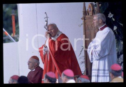 35mm vintage slide* 1995 - Brussels, benefication mass, Giovanni Paolo II (2)  Diapositiva d'epoca, in formato 35 mm.CONDIZIONI: GOODE' severamente vietata la riproduzione. Tutti i diritti sono riservati.Nella diapositiva ICharta mette in vendita, sul negozio eBay e in esclusiva sul sito "icharta" il proprio archivio composto da numerose diapositive e negativi fotografici d'epoca, tutti originali e autentici, che attraversano la storia del costume italiano tra gli la fine degli anni Sessanta e Novanta.Si tratta di uno sguardo inedito sull'attualit&agrave;, la politica, la vita quotidiana, il gossip e la cultura, che fotografa il cambiamento della nazione in quest'ultimo scorcio del XX secolo. Un'occasione unica per il mercato del collezionismo, che vede finalmente disponibile un archivio eccezionale per vastit&agrave;, tematiche e condizioni, in un settore (il negativo fotografico e la diapositiva) di assoluta novit&agrave; e dalle interessanti prospettive di investimento.  FAIR/discreto   originale e autentica 1