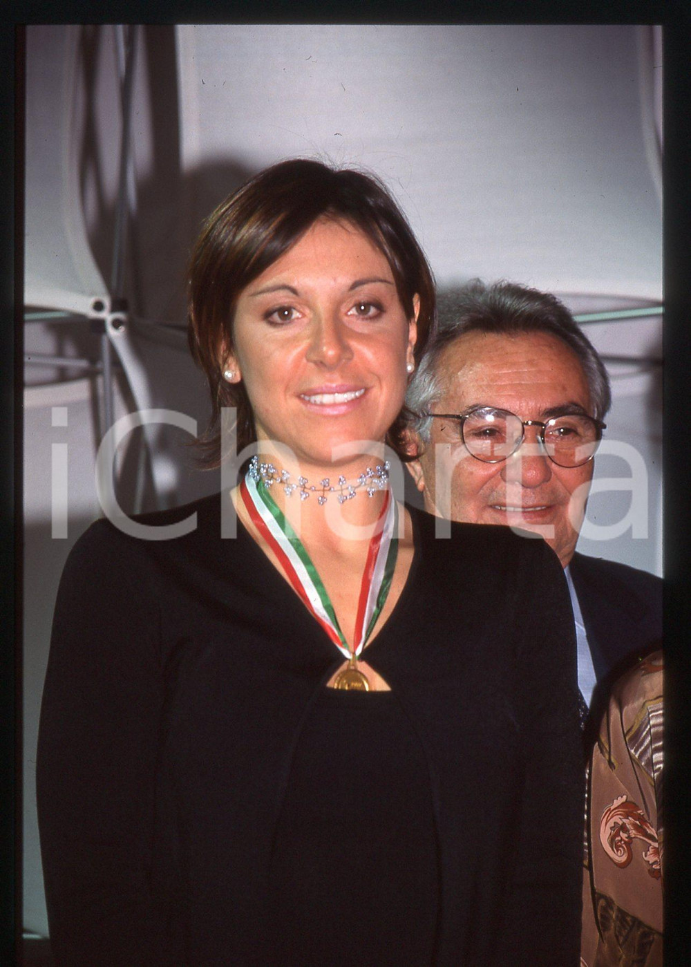 Deborah COMPAGNONI e Candido CANNAVÒ - 1995 ca 35 mm vintage slide 3 Diapositiva d'epoca, in formato 35 mm.CONDIZIONI: GOODE' severamente vietata la riproduzione. Tutti i diritti sono riservati.ICharta mette in vendita, sul negozio eBay e in esclusiva sul sito "icharta" il proprio archivio composto da numerose diapositive e negativi fotografici d'epoca, tutti originali e autentici, che attraversano la storia del costume italiano tra gli la fine degli anni Sessanta e Novanta.Si tratta di uno sguardo inedito sull'attualità, la politica, la vita quotidiana, il gossip e la cultura, che fotografa il cambiamento della nazione in quest'ultimo scorcio del XX secolo. Un'occasione unica per il mercato del collezionismo, che vede finalmente disponibile un archivio eccezionale per vastità, tematiche e condizioni, in un settore (il negativo fotografico e la diapositiva) di assoluta novità e dalle interessanti prospettive di investimento.  GOOD/buono   originale e autentica 1