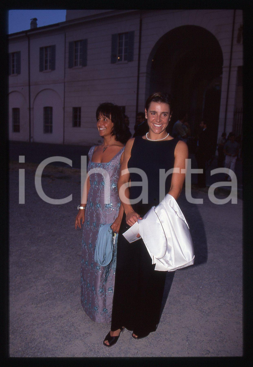 Deborah COMPAGNONI - COSTUME - 1995 ca 35 mm vintage slide 7 Diapositiva d'epoca, in formato 35 mm.CONDIZIONI: GOODE' severamente vietata la riproduzione. Tutti i diritti sono riservati.ICharta mette in vendita, sul negozio eBay e in esclusiva sul sito "icharta" il proprio archivio composto da numerose diapositive e negativi fotografici d'epoca, tutti originali e autentici, che attraversano la storia del costume italiano tra gli la fine degli anni Sessanta e Novanta.Si tratta di uno sguardo inedito sull'attualità, la politica, la vita quotidiana, il gossip e la cultura, che fotografa il cambiamento della nazione in quest'ultimo scorcio del XX secolo. Un'occasione unica per il mercato del collezionismo, che vede finalmente disponibile un archivio eccezionale per vastità, tematiche e condizioni, in un settore (il negativo fotografico e la diapositiva) di assoluta novità e dalle interessanti prospettive di investimento.  GOOD/buono   originale e autentica 1
