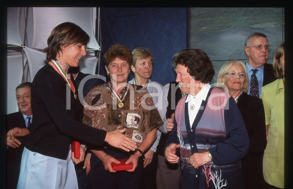 Deborah COMPAGNONI - COSTUME - 1995 ca 35 mm vintage slide 9 Diapositiva d'epoca, in formato 35 mm.CONDIZIONI: GOODE' severamente vietata la riproduzione. Tutti i diritti sono riservati.ICharta mette in vendita, sul negozio eBay e in esclusiva sul sito "icharta" il proprio archivio composto da numerose diapositive e negativi fotografici d'epoca, tutti originali e autentici, che attraversano la storia del costume italiano tra gli la fine degli anni Sessanta e Novanta.Si tratta di uno sguardo inedito sull'attualità, la politica, la vita quotidiana, il gossip e la cultura, che fotografa il cambiamento della nazione in quest'ultimo scorcio del XX secolo. Un'occasione unica per il mercato del collezionismo, che vede finalmente disponibile un archivio eccezionale per vastità, tematiche e condizioni, in un settore (il negativo fotografico e la diapositiva) di assoluta novità e dalle interessanti prospettive di investimento.  GOOD/buono   originale e autentica 1