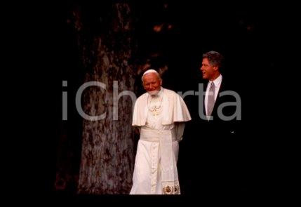35mm vintage slide* 1993, USA, Denver, Giovanni Paolo II with Clinton (2)  Diapositiva d'epoca, in formato 35 mm.CONDIZIONI: GOODE' severamente vietata la riproduzione. Tutti i diritti sono riservati.Nella diapositiva ICharta mette in vendita, sul negozio eBay e in esclusiva sul sito "icharta" il proprio archivio composto da numerose diapositive e negativi fotografici d'epoca, tutti originali e autentici, che attraversano la storia del costume italiano tra gli la fine degli anni Sessanta e Novanta.Si tratta di uno sguardo inedito sull'attualit&agrave;, la politica, la vita quotidiana, il gossip e la cultura, che fotografa il cambiamento della nazione in quest'ultimo scorcio del XX secolo. Un'occasione unica per il mercato del collezionismo, che vede finalmente disponibile un archivio eccezionale per vastit&agrave;, tematiche e condizioni, in un settore (il negativo fotografico e la diapositiva) di assoluta novit&agrave; e dalle interessanti prospettive di investimento.  FAIR/discreto   originale e autentica 1