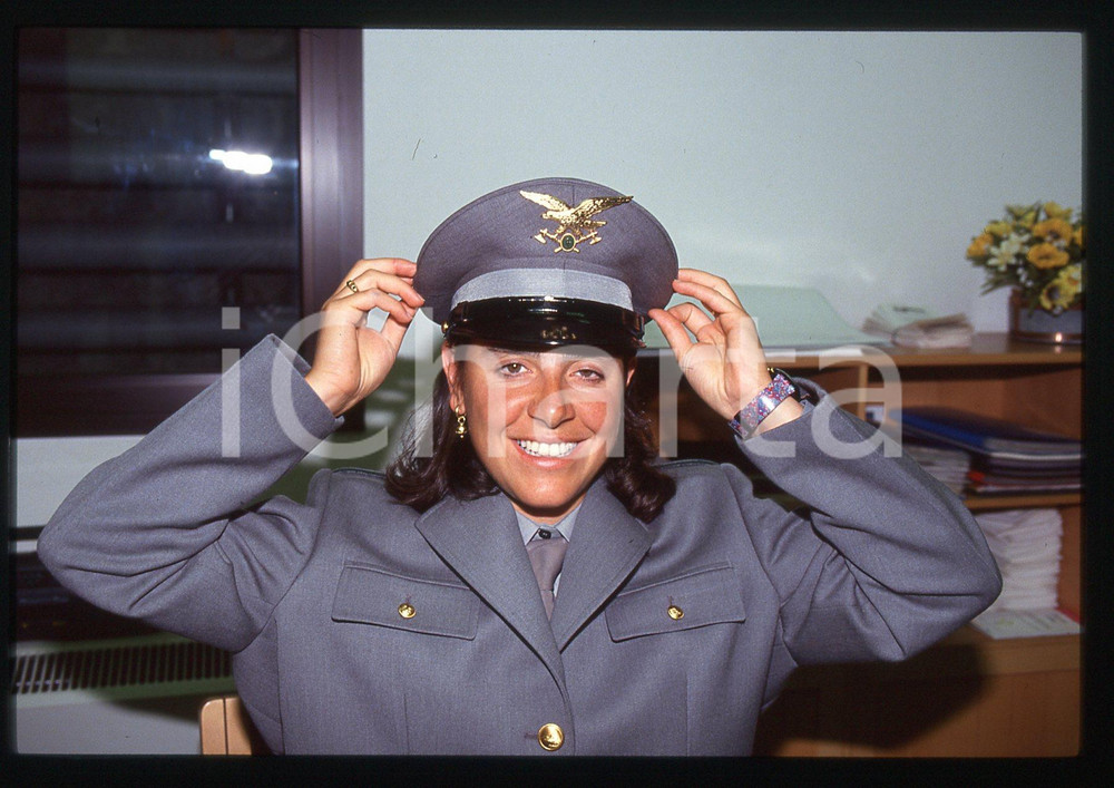 Deborah COMPAGNONI in divisa GUARDIA DI FINANZA - 1995 ca 35 mm vintage slide 37 Diapositiva d'epoca, in formato 35 mm.CONDIZIONI: GOODE' severamente vietata la riproduzione. Tutti i diritti sono riservati. ICharta mette in vendita, sul negozio eBay e in esclusiva sul sito "icharta" il proprio archivio composto da numerose diapositive e negativi fotografici d'epoca, tutti originali e autentici, che attraversano la storia del costume italiano tra gli la fine degli anni Sessanta e Novanta.Si tratta di uno sguardo inedito sull'attualità, la politica, la vita quotidiana, il gossip e la cultura, che fotografa il cambiamento della nazione in quest'ultimo scorcio del XX secolo. Un'occasione unica per il mercato del collezionismo, che vede finalmente disponibile un archivio eccezionale per vastità, tematiche e condizioni, in un settore (il negativo fotografico e la diapositiva) di assoluta novità e dalle interessanti prospettive di investimento.  GOOD/buono   originale e autentica 1