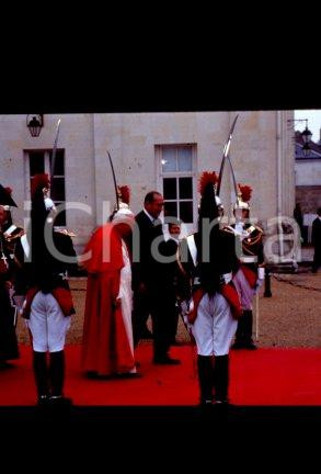 35mm vintage slide* 1996, France, Tours Prefecture, Giovanni Paolo II  Diapositiva d'epoca, in formato 35 mm.CONDIZIONI: GOODE' severamente vietata la riproduzione. Tutti i diritti sono riservati.Nella diapositiva ICharta mette in vendita, sul negozio eBay e in esclusiva sul sito "icharta" il proprio archivio composto da numerose diapositive e negativi fotografici d'epoca, tutti originali e autentici, che attraversano la storia del costume italiano tra gli la fine degli anni Sessanta e Novanta.Si tratta di uno sguardo inedito sull'attualit&agrave;, la politica, la vita quotidiana, il gossip e la cultura, che fotografa il cambiamento della nazione in quest'ultimo scorcio del XX secolo. Un'occasione unica per il mercato del collezionismo, che vede finalmente disponibile un archivio eccezionale per vastit&agrave;, tematiche e condizioni, in un settore (il negativo fotografico e la diapositiva) di assoluta novit&agrave; e dalle interessanti prospettive di investimento.  FAIR/discreto   originale e autentica 1