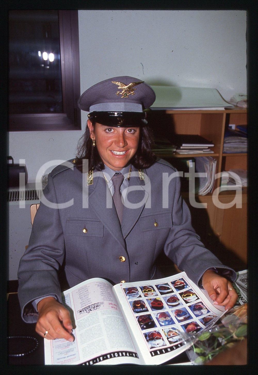 Fotografia d epoca originale Deborah COMPAGNONI in divisa GUARDIA DI FINANZA  1995 ca 35 mm vintage slide 40 1