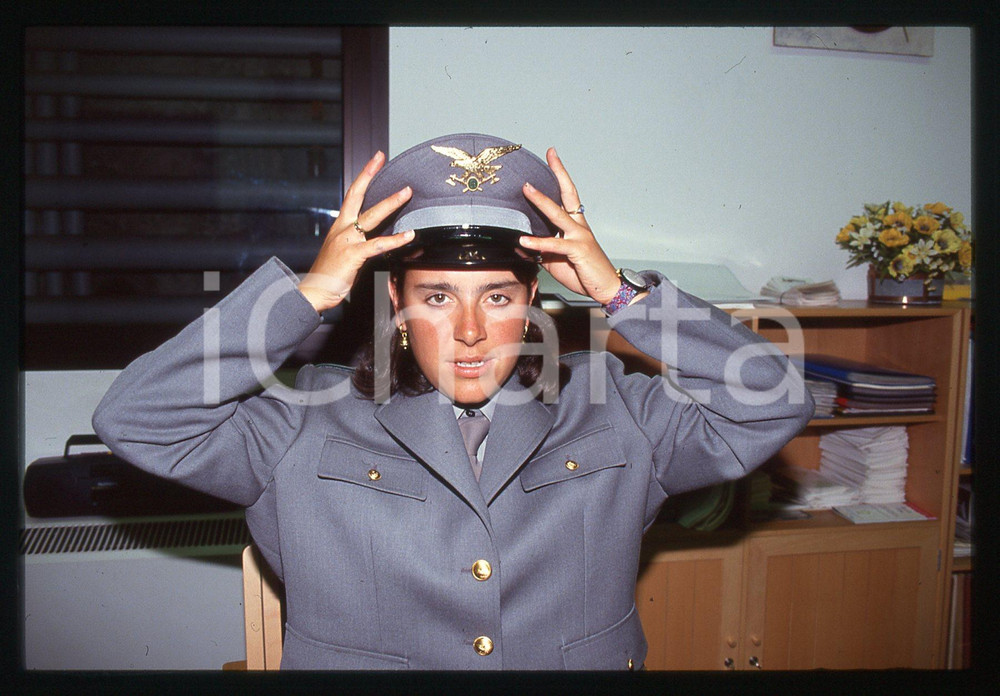 Deborah COMPAGNONI in divisa GUARDIA FORESTALE - 1995 ca 35 mm vintage slide 41 Diapositiva d'epoca, in formato 35 mm.CONDIZIONI: GOODE' severamente vietata la riproduzione. Tutti i diritti sono riservati.ICharta mette in vendita, sul negozio eBay e in esclusiva sul sito "icharta" il proprio archivio composto da numerose diapositive e negativi fotografici d'epoca, tutti originali e autentici, che attraversano la storia del costume italiano tra gli la fine degli anni Sessanta e Novanta.Si tratta di uno sguardo inedito sull'attualità, la politica, la vita quotidiana, il gossip e la cultura, che fotografa il cambiamento della nazione in quest'ultimo scorcio del XX secolo. Un'occasione unica per il mercato del collezionismo, che vede finalmente disponibile un archivio eccezionale per vastità, tematiche e condizioni, in un settore (il negativo fotografico e la diapositiva) di assoluta novità e dalle interessanti prospettive di investimento.  GOOD/buono   originale e autentica 1