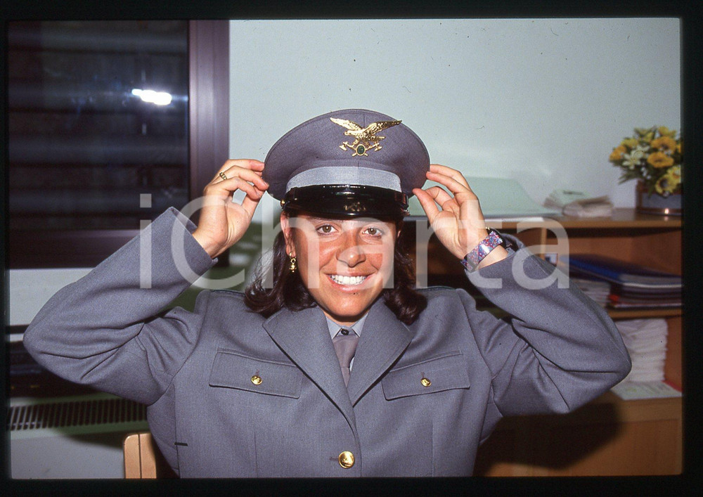 Fotografia d epoca originale Deborah COMPAGNONI in divisa GUARDIA DI FINANZA  1995 ca 35 mm vintage slide 42 1