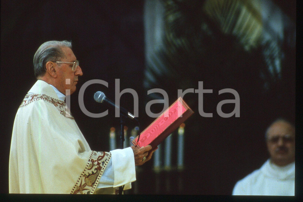 35mm vintage slide* 1995 NEW YORK Central Park - Pope's Mass - Priest  Diapositiva d'epoca, in formato 35 mm.CONDIZIONI: GOODE' severamente vietata la riproduzione. Tutti i diritti sono riservati.Nella diapositiva ICharta mette in vendita, sul negozio eBay e in esclusiva sul sito "icharta" il proprio archivio composto da numerose diapositive e negativi fotografici d'epoca, tutti originali e autentici, che attraversano la storia del costume italiano tra gli la fine degli anni Sessanta e Novanta.Si tratta di uno sguardo inedito sull'attualit&agrave;, la politica, la vita quotidiana, il gossip e la cultura, che fotografa il cambiamento della nazione in quest'ultimo scorcio del XX secolo. Un'occasione unica per il mercato del collezionismo, che vede finalmente disponibile un archivio eccezionale per vastit&agrave;, tematiche e condizioni, in un settore (il negativo fotografico e la diapositiva) di assoluta novit&agrave; e dalle interessanti prospettive di investimento.  FAIR/discreto   originale e autentica 1