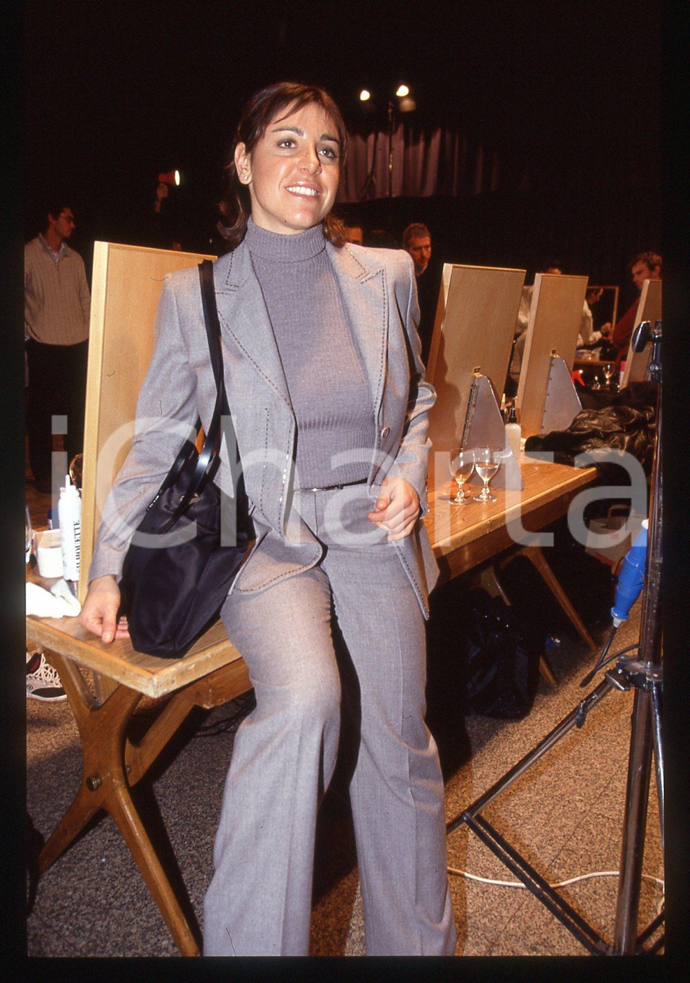 Deborah COMPAGNONI - Sfilata ICEBERG - 1995 ca 35 mm vintage slide 25 Diapositiva d'epoca, in formato 35 mm.CONDIZIONI: GOODE' severamente vietata la riproduzione. Tutti i diritti sono riservati.ICharta mette in vendita, sul negozio eBay e in esclusiva sul sito "icharta" il proprio archivio composto da numerose diapositive e negativi fotografici d'epoca, tutti originali e autentici, che attraversano la storia del costume italiano tra gli la fine degli anni Sessanta e Novanta.Si tratta di uno sguardo inedito sull'attualità, la politica, la vita quotidiana, il gossip e la cultura, che fotografa il cambiamento della nazione in quest'ultimo scorcio del XX secolo. Un'occasione unica per il mercato del collezionismo, che vede finalmente disponibile un archivio eccezionale per vastità, tematiche e condizioni, in un settore (il negativo fotografico e la diapositiva) di assoluta novità e dalle interessanti prospettive di investimento.  GOOD/buono   originale e autentica 1