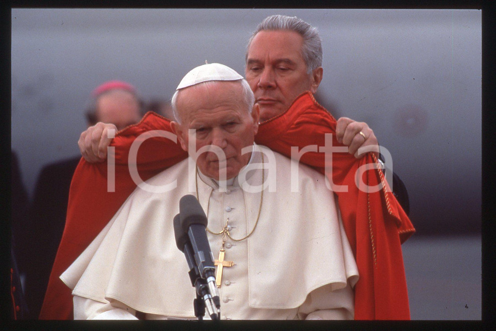 35mm vintage slide* 1995, Prague, Giovanni Paolo II (2)  Diapositiva d'epoca, in formato 35 mm.CONDIZIONI: GOODE' severamente vietata la riproduzione. Tutti i diritti sono riservati.Nella diapositiva ICharta mette in vendita, sul negozio eBay e in esclusiva sul sito "icharta" il proprio archivio composto da numerose diapositive e negativi fotografici d'epoca, tutti originali e autentici, che attraversano la storia del costume italiano tra gli la fine degli anni Sessanta e Novanta.Si tratta di uno sguardo inedito sull'attualit&agrave;, la politica, la vita quotidiana, il gossip e la cultura, che fotografa il cambiamento della nazione in quest'ultimo scorcio del XX secolo. Un'occasione unica per il mercato del collezionismo, che vede finalmente disponibile un archivio eccezionale per vastit&agrave;, tematiche e condizioni, in un settore (il negativo fotografico e la diapositiva) di assoluta novit&agrave; e dalle interessanti prospettive di investimento.  FAIR/discreto   originale e autentica 1
