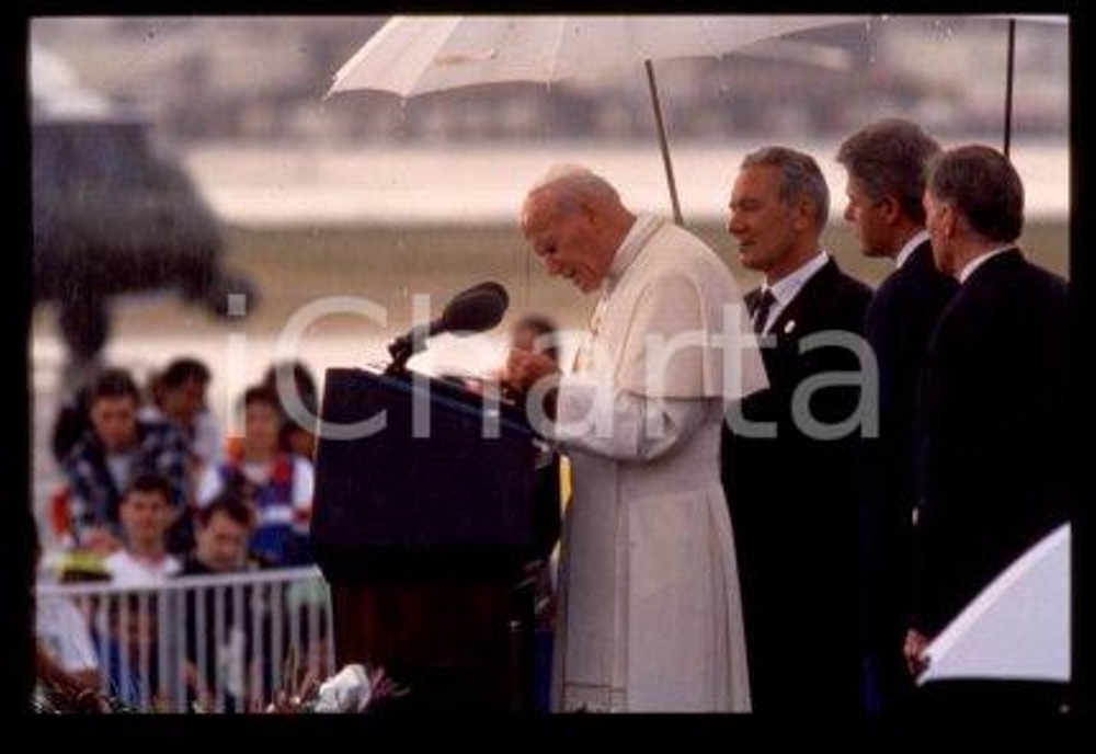 35mm vintage slide* 1993, USA, Denver, Giovanni Paolo II with Clinton (4)  Diapositiva d'epoca, in formato 35 mm.CONDIZIONI: GOODE' severamente vietata la riproduzione. Tutti i diritti sono riservati.Nella diapositiva ICharta mette in vendita, sul negozio eBay e in esclusiva sul sito "icharta" il proprio archivio composto da numerose diapositive e negativi fotografici d'epoca, tutti originali e autentici, che attraversano la storia del costume italiano tra gli la fine degli anni Sessanta e Novanta.Si tratta di uno sguardo inedito sull'attualit&agrave;, la politica, la vita quotidiana, il gossip e la cultura, che fotografa il cambiamento della nazione in quest'ultimo scorcio del XX secolo. Un'occasione unica per il mercato del collezionismo, che vede finalmente disponibile un archivio eccezionale per vastit&agrave;, tematiche e condizioni, in un settore (il negativo fotografico e la diapositiva) di assoluta novit&agrave; e dalle interessanti prospettive di investimento.  FAIR/discreto   originale e autentica 1