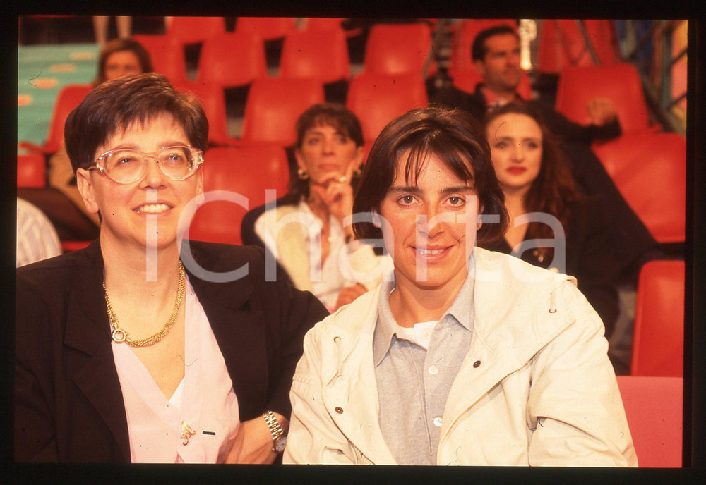 Deborah e Adele COMPAGNONI - 1995 ca 35 mm vintage slide 3 Diapositiva d'epoca, in formato 35 mm.CONDIZIONI: GOODE' severamente vietata la riproduzione. Tutti i diritti sono riservati.ICharta mette in vendita, sul negozio eBay e in esclusiva sul sito "icharta" il proprio archivio composto da numerose diapositive e negativi fotografici d'epoca, tutti originali e autentici, che attraversano la storia del costume italiano tra gli la fine degli anni Sessanta e Novanta.Si tratta di uno sguardo inedito sull'attualità, la politica, la vita quotidiana, il gossip e la cultura, che fotografa il cambiamento della nazione in quest'ultimo scorcio del XX secolo. Un'occasione unica per il mercato del collezionismo, che vede finalmente disponibile un archivio eccezionale per vastità, tematiche e condizioni, in un settore (il negativo fotografico e la diapositiva) di assoluta novità e dalle interessanti prospettive di investimento.  GOOD/buono   originale e autentica 1