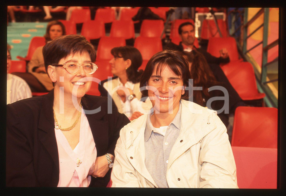 Deborah e Adele COMPAGNONI - 1995 ca 35 mm vintage slide 4 Diapositiva d'epoca, in formato 35 mm.CONDIZIONI: GOODE' severamente vietata la riproduzione. Tutti i diritti sono riservati.ICharta mette in vendita, sul negozio eBay e in esclusiva sul sito "icharta" il proprio archivio composto da numerose diapositive e negativi fotografici d'epoca, tutti originali e autentici, che attraversano la storia del costume italiano tra gli la fine degli anni Sessanta e Novanta.Si tratta di uno sguardo inedito sull'attualità, la politica, la vita quotidiana, il gossip e la cultura, che fotografa il cambiamento della nazione in quest'ultimo scorcio del XX secolo. Un'occasione unica per il mercato del collezionismo, che vede finalmente disponibile un archivio eccezionale per vastità, tematiche e condizioni, in un settore (il negativo fotografico e la diapositiva) di assoluta novità e dalle interessanti prospettive di investimento.  GOOD/buono   originale e autentica 1